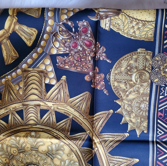 Hermès L'or Des Chefs/ The Gold of the Chiefs Silk Scarf - Picture 5 of 10